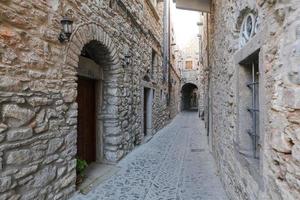 traditionele straat in mesta, chios eiland, griekenland foto