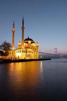 ortakoy-moskee in de stad istanbul, turkije foto