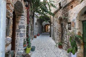 traditionele straat in mesta, chios eiland, griekenland foto