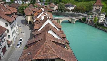 landschap historische oude stad stad en rivier op brug foto