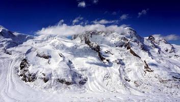 sneeuw alpen bergen scène en blauwe lucht foto