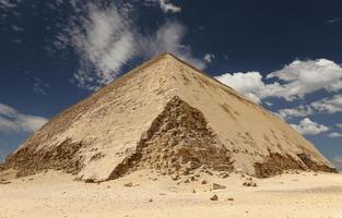 gebogen piramide in necropolis van dahshur, cairo, egypte foto