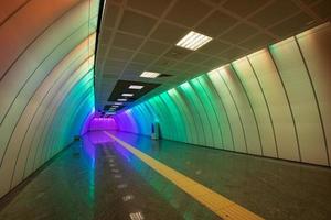 veelkleurige metrogang foto