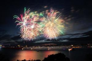 vuurwerk boven de Bosporus, istanbul, turkije foto