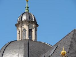 de stad würzburg aan de rivier de Main foto