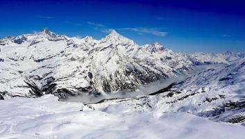 sneeuw alpen bergen en mistig foto