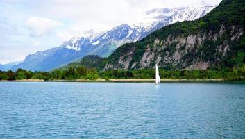 schilderachtig van het meer van Thun en zeilboot foto