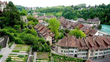 landschap van de oude stad en de rivier foto