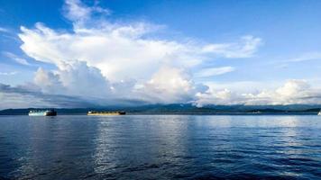 twee schepen varen in een van de havens in indonesië foto