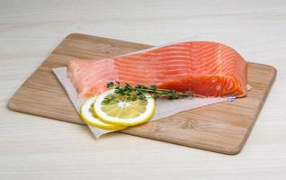 gezouten zalm op de houten achtergrond foto