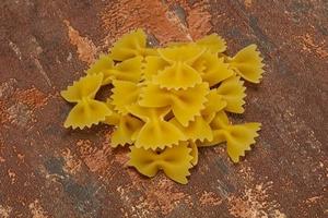 rauwe droge farfalle pasta om te koken foto