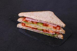 clubsandwich met ham en kaas foto