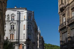 typische gebouwen 19e eeuw in de burchtwijk van buda in budapest foto