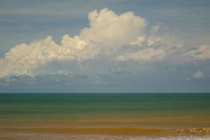 strandzicht gedurende de dag met zeewater vermengd met aarde foto