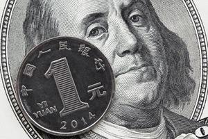 een Chinese munt yuan en een biljet van honderd dollar foto