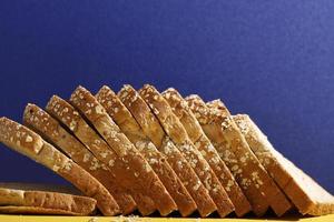 wit brood met volkoren granen op blauwe achtergrond foto