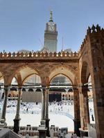 mekka, saoedi-arabië, juni 2022 - bezoekers van over de hele wereld voeren tawaf uit in de masjid al-haram in mekka vóór het vrijdaggebed. foto
