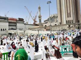 mekka, saoedi-arabië, juni 2022 - bij de masjid al-haram in mekka verzamelen pelgrims van over de hele wereld zich op de buitenste binnenplaats na het vrijdaggebed. foto