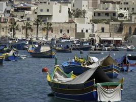 haven van marsaxlokk op het eiland malta foto