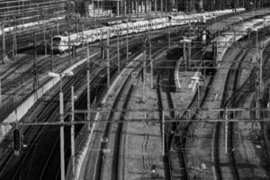 inkomende treinen in zwart-wit