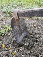 modderige stalen schoffel op de grond, landbouwgereedschap om te planten foto