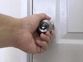 hand op deurknoppen, open deurknoppen foto