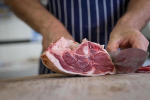 sluit omhoog van slager scherp vlees