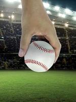 honkbal in de hand, op professioneel honkbalstadion foto