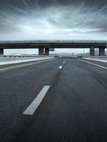 een brede snelweg, op een witte achtergrond foto