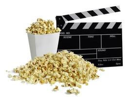 film kijken met popcorn op witte achtergrond foto