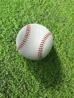 honkbal op het heldere groene gras gras close-up. bovenaanzicht foto