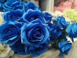 donkerblauwe roos handgemaakte mooie kunstmatige boeket bloemen decoratie sier achtergrond in vintage klassieke toon kleur voor wenskaart of viering evenement ontwerp retro, valentijnsdag, liefde foto