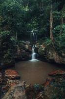 waterval in het tropische woud in het regenseizoen foto