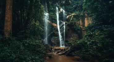 waterval in het tropische woud in het regenseizoen foto