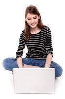 jonge gelukkige vrouw met pc op vloer e-commerce stock beeld