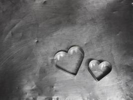 paar broodvormen roestvrij hartvormig op aluminium dienblad achtergrond, liefde valentijnsdag voor kopie tekstkaart, achtergrond foto
