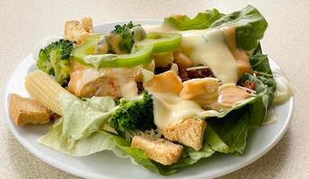 verse groente salade plaat op tafel achtergrond foto