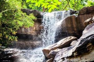 tropische waterval in regenwoud foto