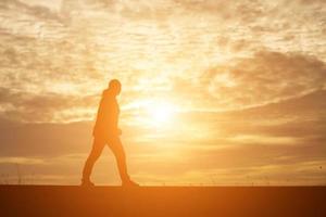 man in de zonsondergang foto