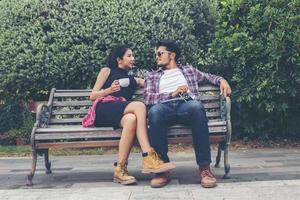 jonge hipster paar tieners verliefd in de stad, zomervakantie samen genieten. foto