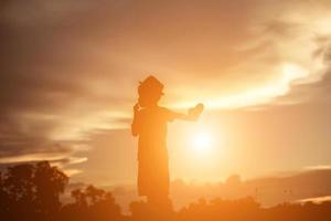 kind silhouet, momenten van vreugde van het kind. op de natuurzonsondergang foto