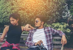 jonge hipster paar tieners verliefd in de stad, zomervakantie samen genieten. foto