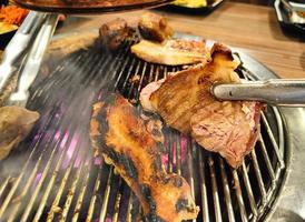Koreaanse stijl varkensvlees bbq op houtskoolgrill, selectieve focus foto