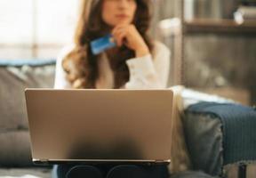 close-up op jonge vrouw met creditcard en laptop foto