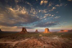 zonsondergangeffect op Monument Valley, dorre landen en woestijnen op de grens tussen arizona en utah in de verenigde staten van amerika foto