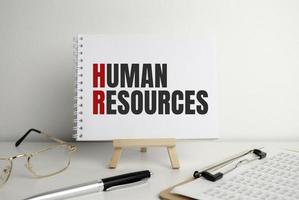 business concept.text human resources schrijven op papier en pen, bril en documenten foto