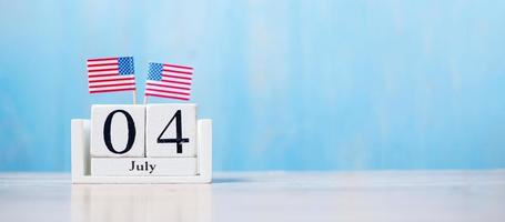 houten kalender van 4 juli met miniatuur vlag van de Verenigde Staten van Amerika op hout achtergrond. onafhankelijkheidsdag en natievakantieconcept foto
