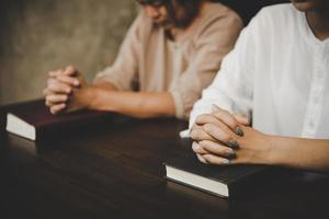 twee vrouwen bidden aanbidding geloven foto