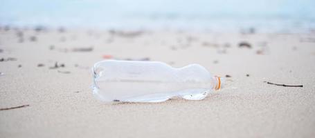plastic flessenafval op het strand. ecologie, milieu, vervuiling en ecologisch probleemconcept foto