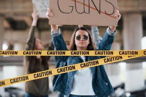 wees luid. groep feministische vrouwen protesteert buiten voor hun rechten foto